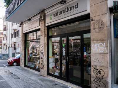 La nostra seconda tappa � Natural Kind, attivo dal 2011 prima a Poggiofranco e da due anni e mezzo in corso Benedetto Croce, ad angolo con via Menotti Bianchi